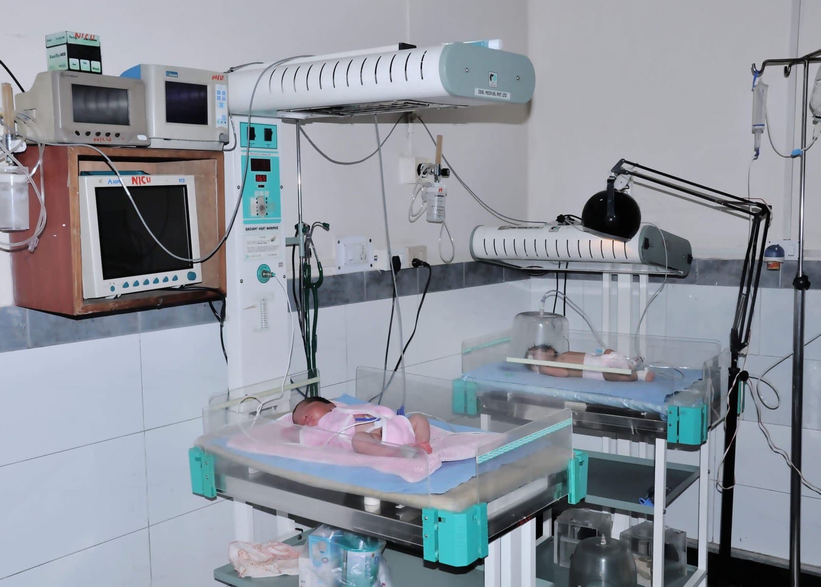 Neonatal intensive care unit baby warmers